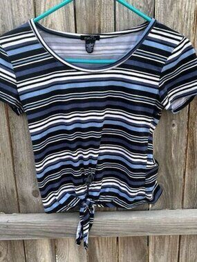 Rue21 tshirt short sleeve crop size small